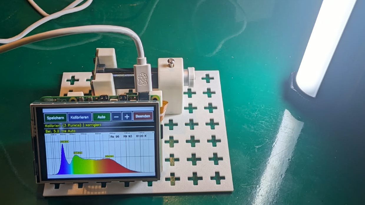 Selbstgebautes Spektrometer mit Raspberry Pi 5, Touchdisplay und Taschenspektroskop zeigt das Spektrum einer LED-Leuchte