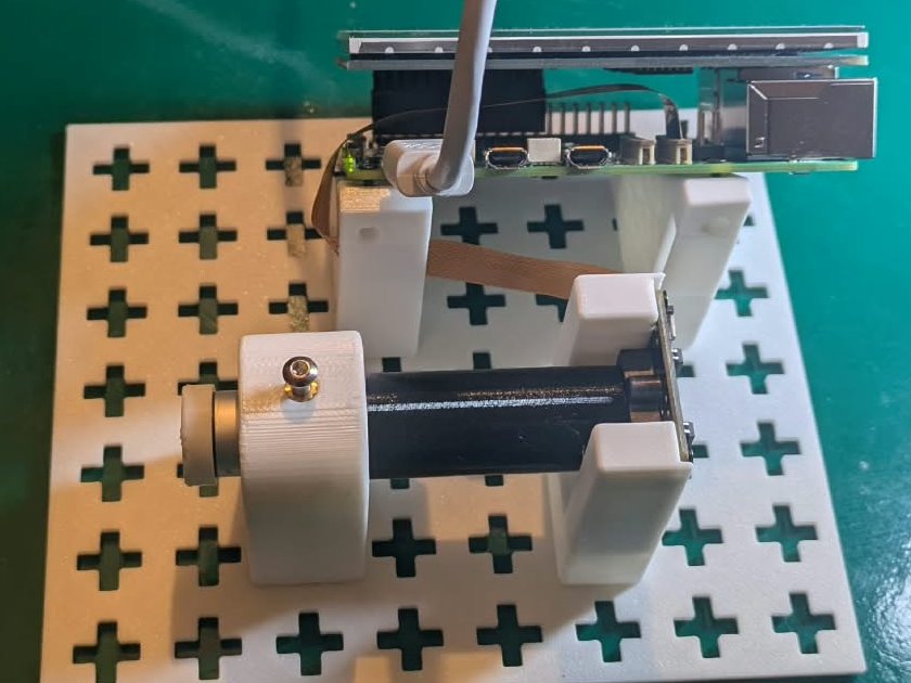 Draufsicht auf das Spektrometer: Taschenspektroskop im Halter, Kamera OV9281 und Raspberry Pi auf der 3D-gedruckten Grundplatte