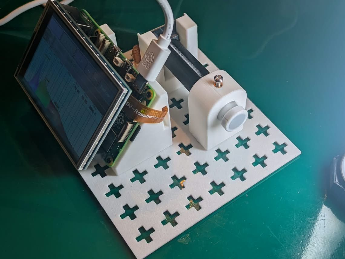 Spaltkappe aus weißem PLA vor dem Taschenspektroskop, daneben das Touchdisplay des Spektrometers